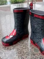 Chaussures enfantines noires et rouges illustrant un héros pour garçon