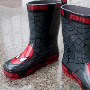 Chaussures enfantines noires et rouges illustrant un héros pour garçon