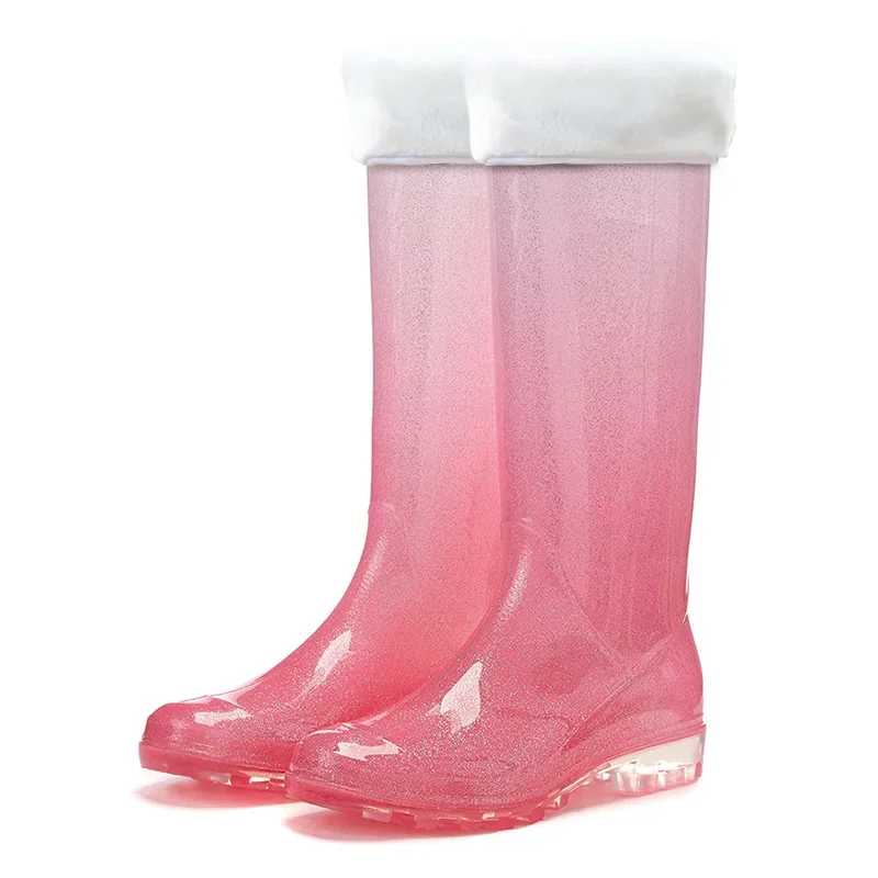 Vue de côté des bottes de pluie femme élégantes avec dégradé coloré et talon haut
