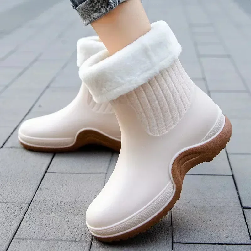 Femme portant des bottes de pluie courtes doublées de laine pour confort et chaleur