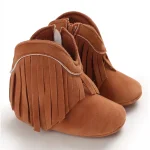 Bottines bébé marron à franges, vue d’ensemble sur fond blanc