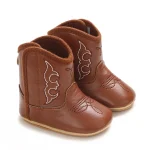 Bottines bébé western marron clair brodées, vue d’ensemble sur fond blanc