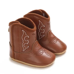 Bottines bébé western marron clair brodées, vue d’ensemble sur fond blanc