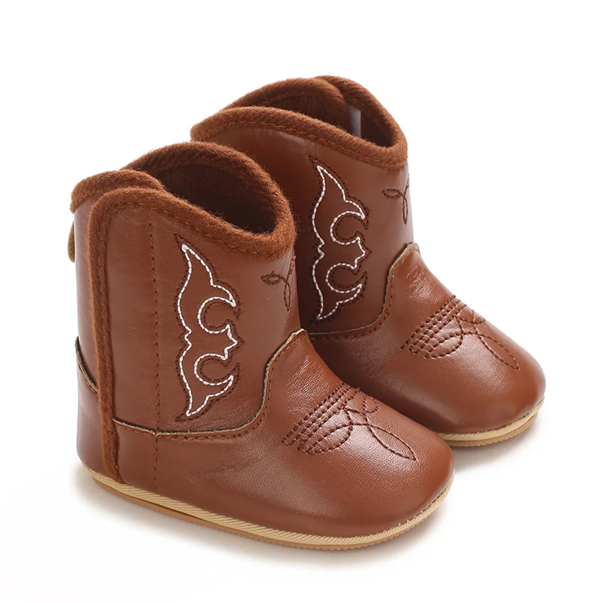 Bottines bébé western marron clair brodées, vue d’ensemble sur fond blanc