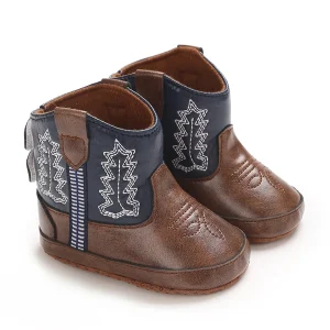 Bottines bébé western marron et bleu brodées, vue d’ensemble sur fond blanc