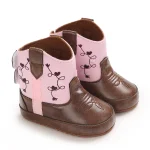 Bottines bébé western marron et rose à motifs, vue d’ensemble sur fond blanc