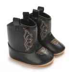 Bottines bébé western noires brodées arabesques, vue d’ensemble sur fond blanc