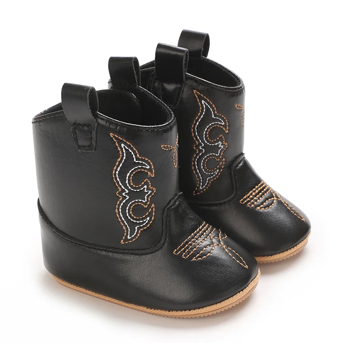 Bottines bébé western noires brodées arabesques, vue d’ensemble sur fond blanc