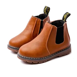Bottines Chelsea enfant marron en similicuir, vue d’ensemble sur fond blanc