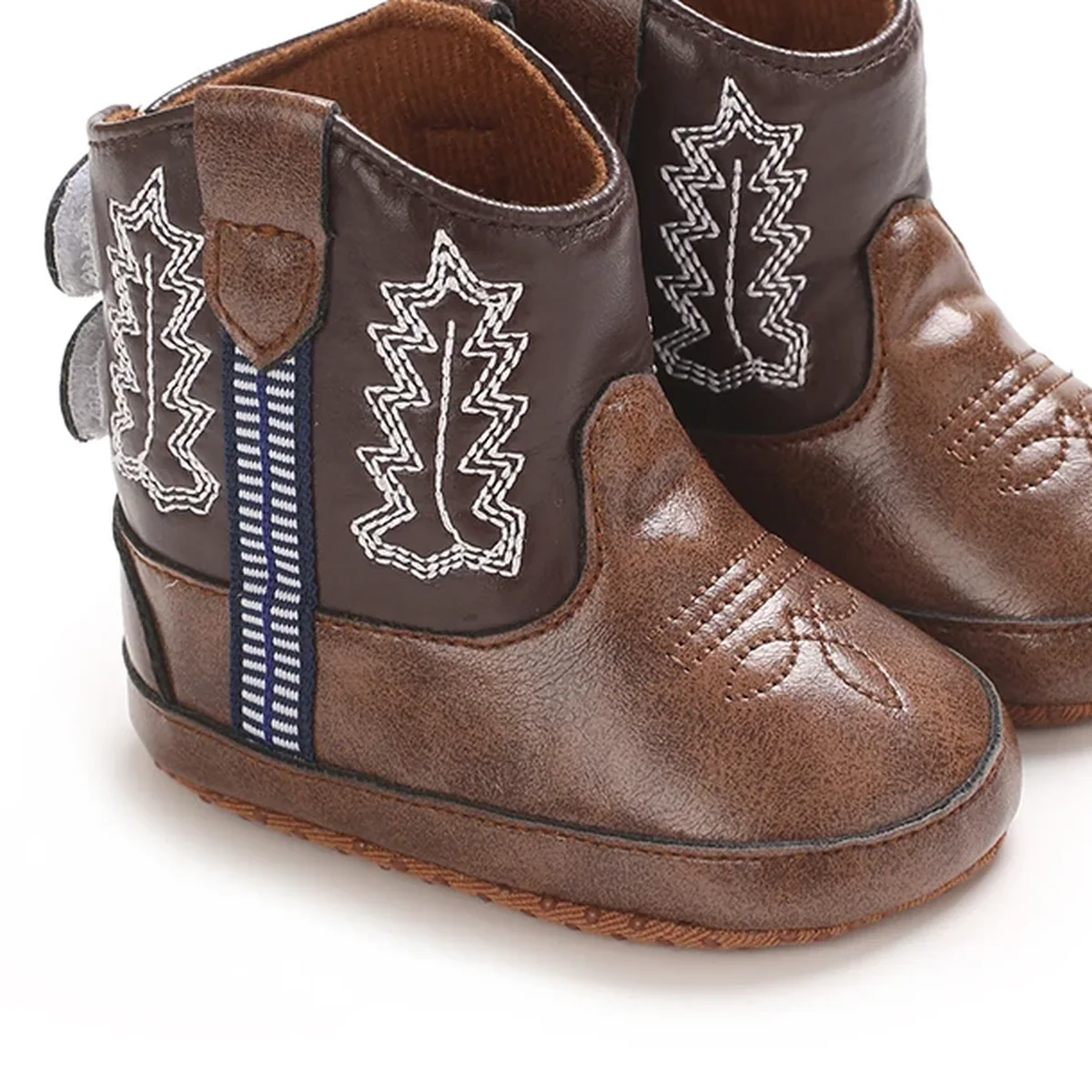 Détail de la feuille brodée des bottines bébé western marron