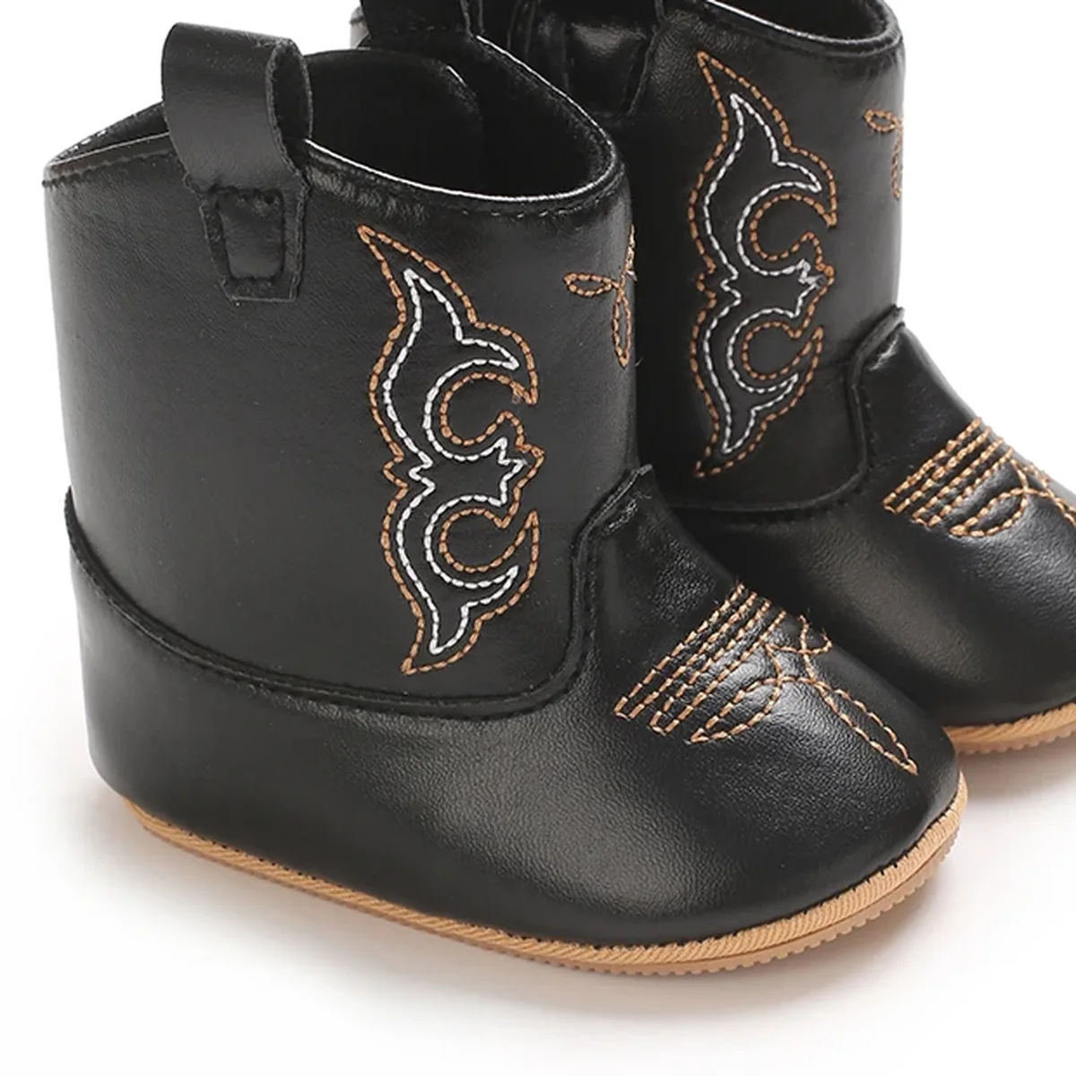 Détail des arabesques brodées des bottines bébé western noires