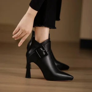 Bottines femelle noires à boucle et talon fin élégantes