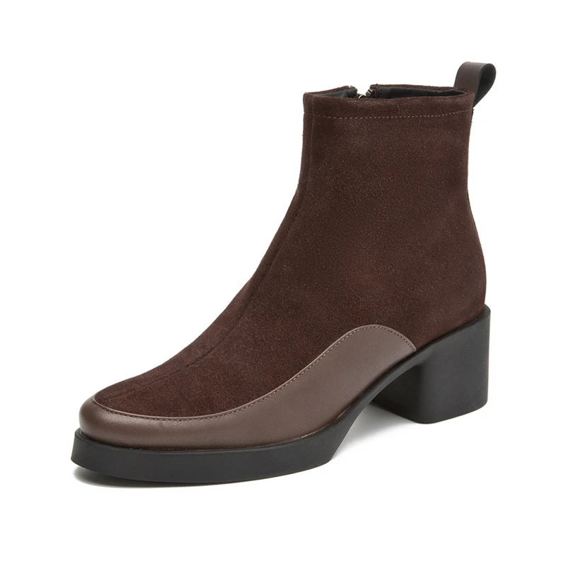 Vue latérale de bottines noires à talon carré et bout lisse pour femme