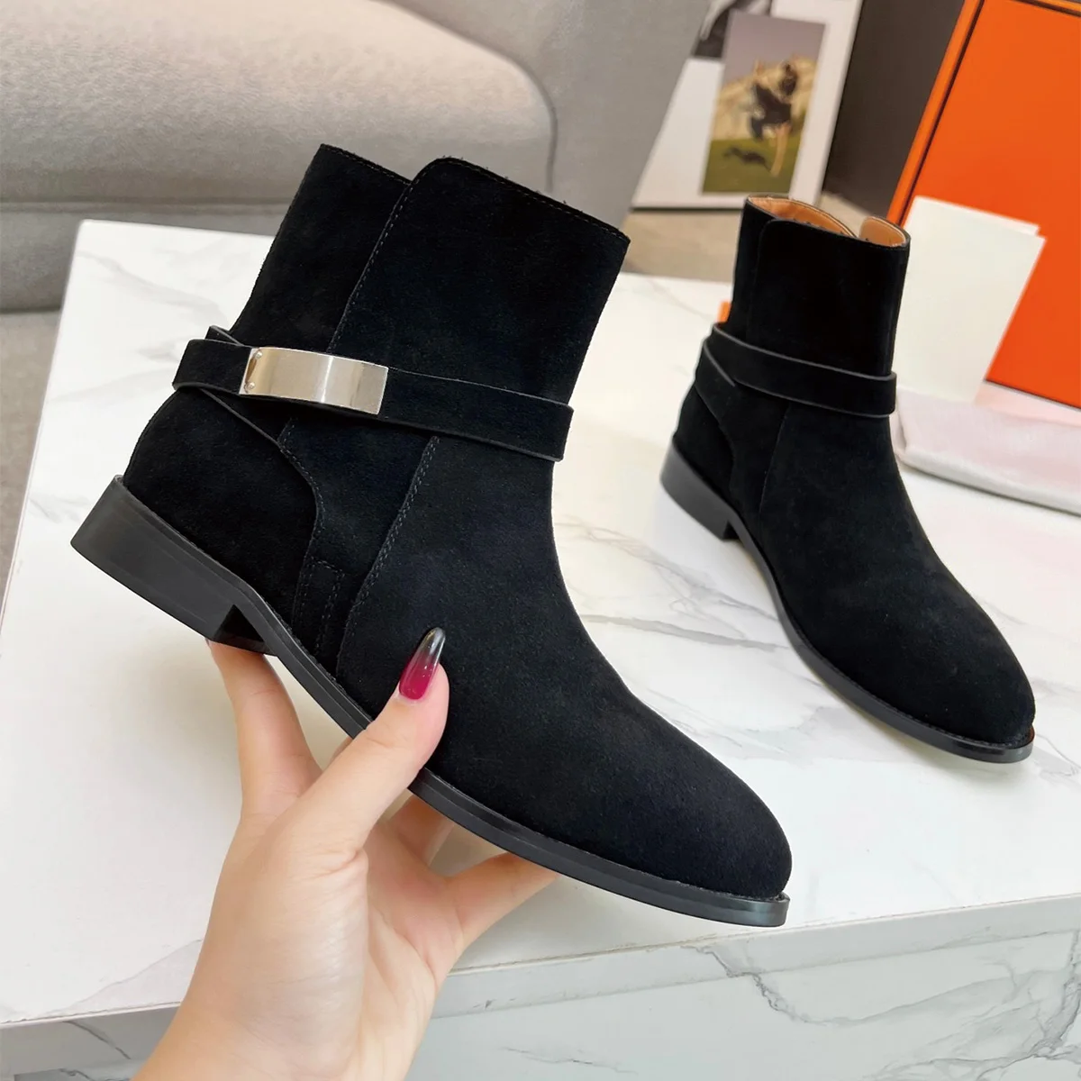 Bottines femmes noires avec finition velours et détail métallique tendance