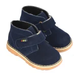 Bottines bébé garçon bleu marine à scratch sur un fond blanc