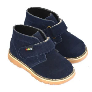 Bottines bébé garçon bleu marine à scratch sur un fond blanc