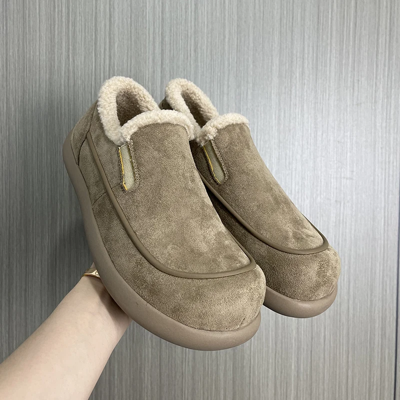 Premier plan sur la texture en cuir des mocassins homme à coutures apparentes