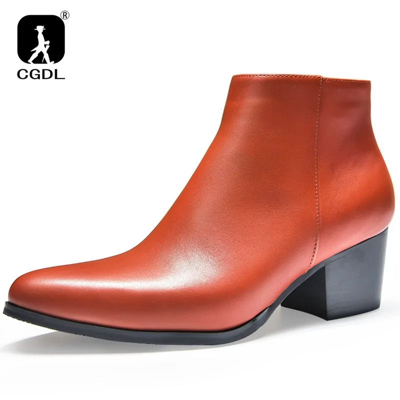 Vue de face des bottines homme noires fourrées à talon