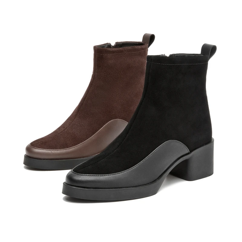 Bottines à talon carré noir avec bout rond sur une salle d'exposition
