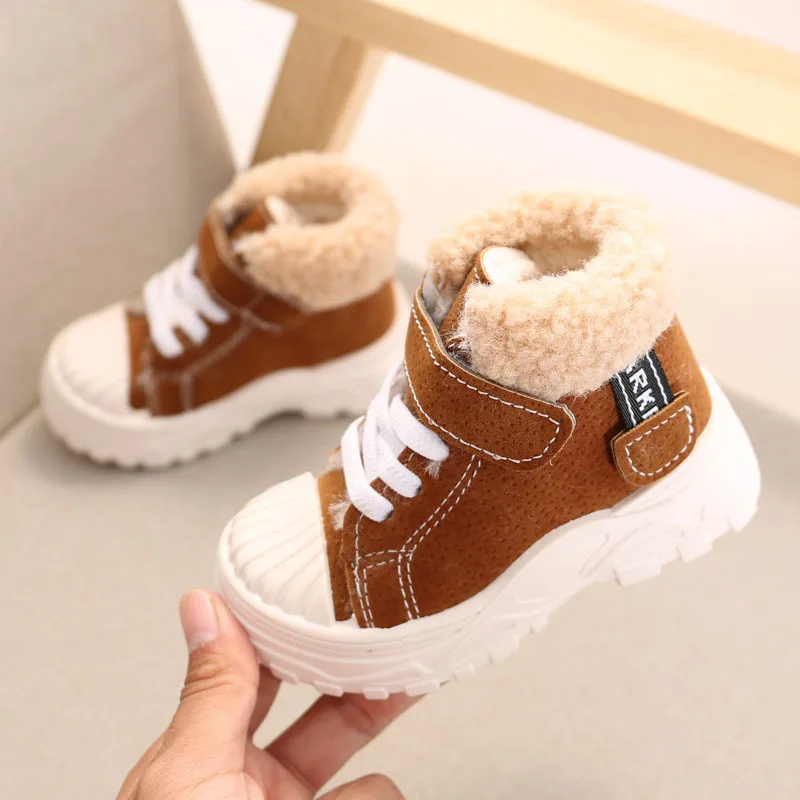 Vue latérale des bottines garçon en cuir noir avec doublure chaude
