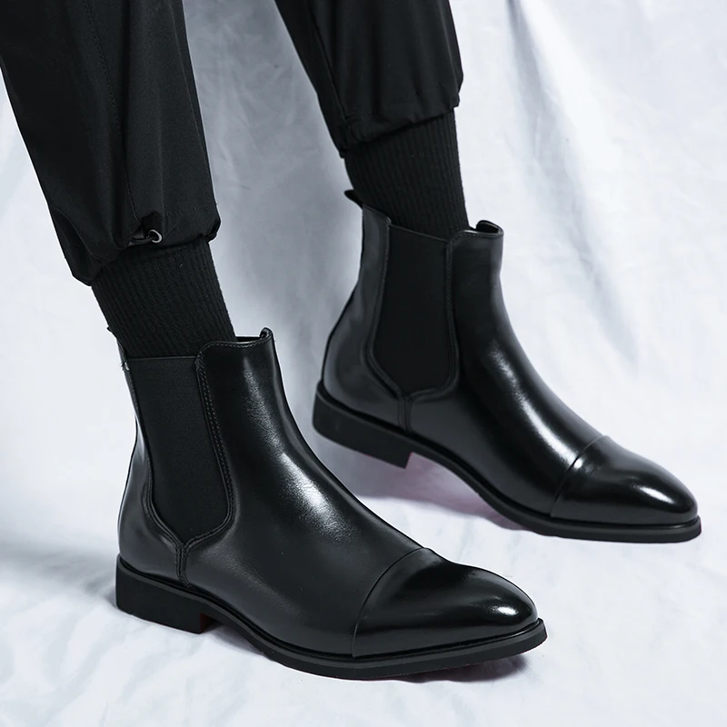 Close-up des bottines Chelsea homme avec semelle rouge contrastante