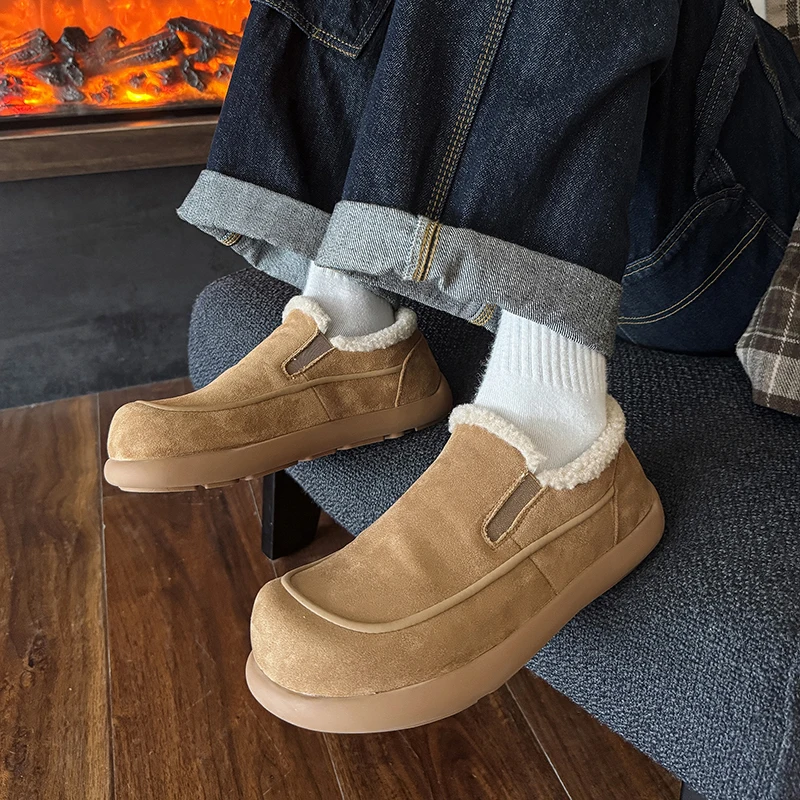 Détail du col fourré sur mocassins homme avec coutures visibles