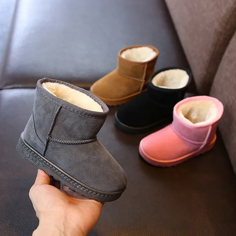 Fille portant des bottines de neige fourrées noires et confortables