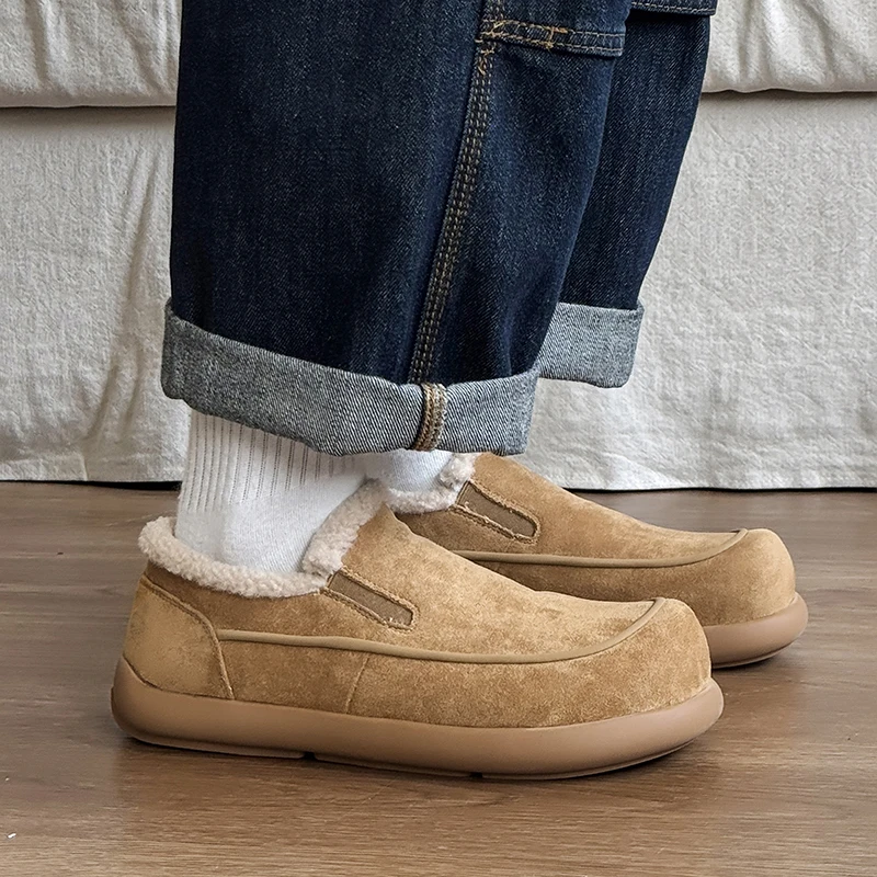 Fermeture des mocassins homme avec coutures apparentes et design élégant