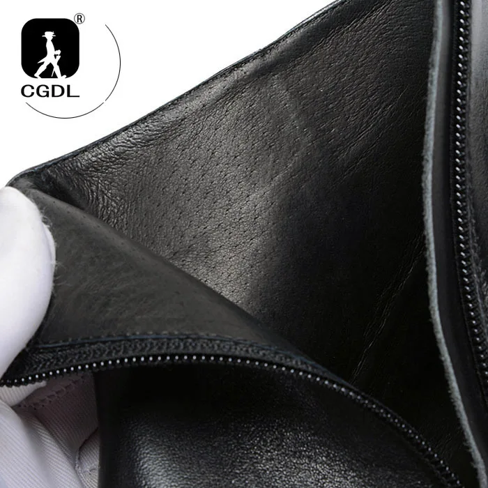 Zoom sur la texture de la bottine noire homme fourrée à talon