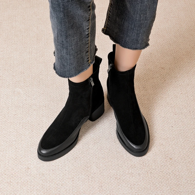 Close-up des bottines femme noires avec talon carré et bout lisse