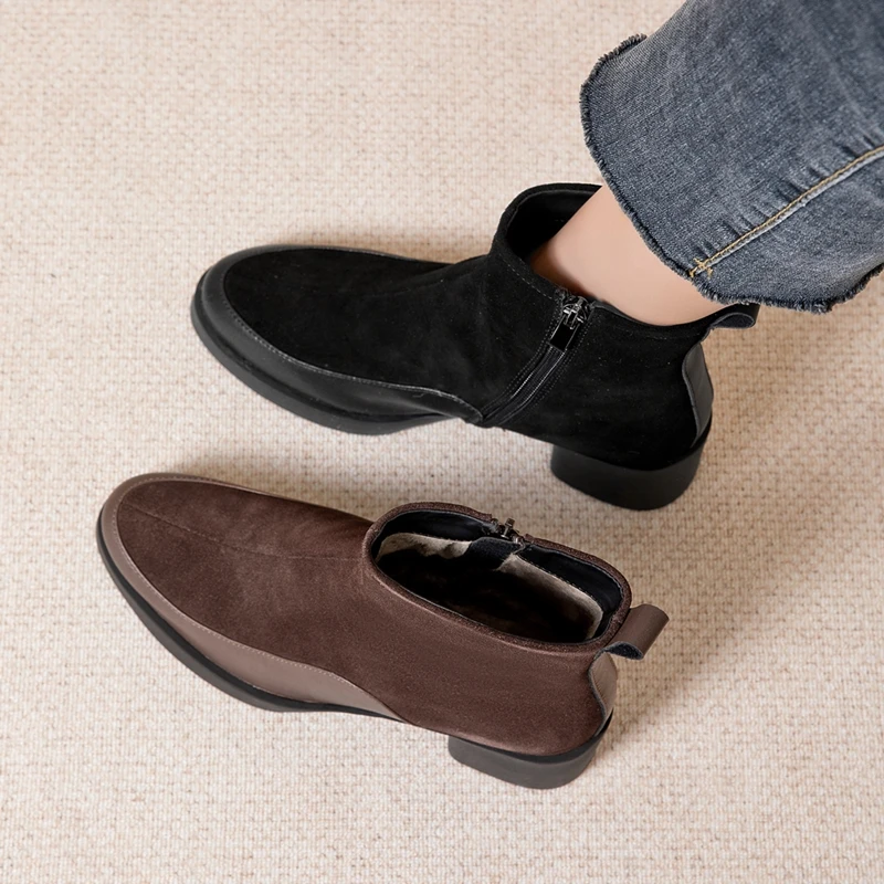 Vue arrière de bottines noires à talon carré pour femme moderne