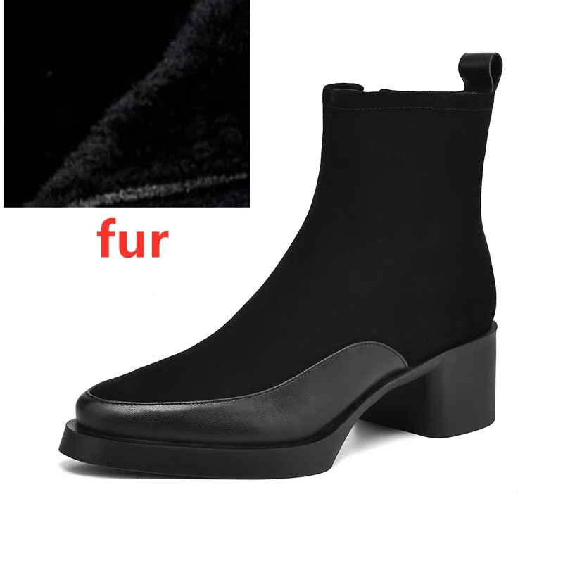 Botte femme noire élégante avec talon carré et bout lisse en gros plan
