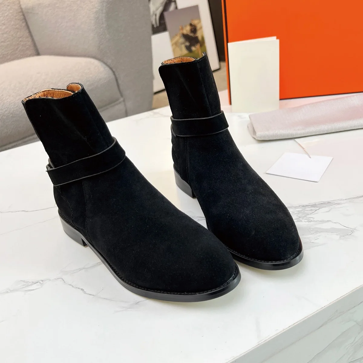Zoom sur le matériau velouté et la bride en métal des bottines féminines