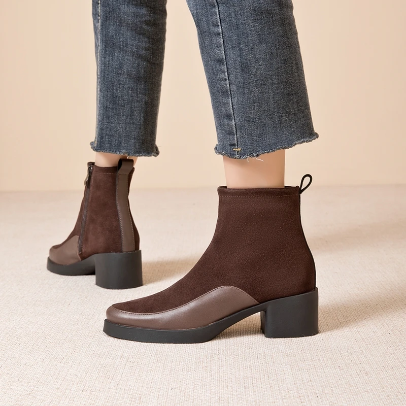 Chaussures feminines en cuir noir avec talon carré et bout lisse