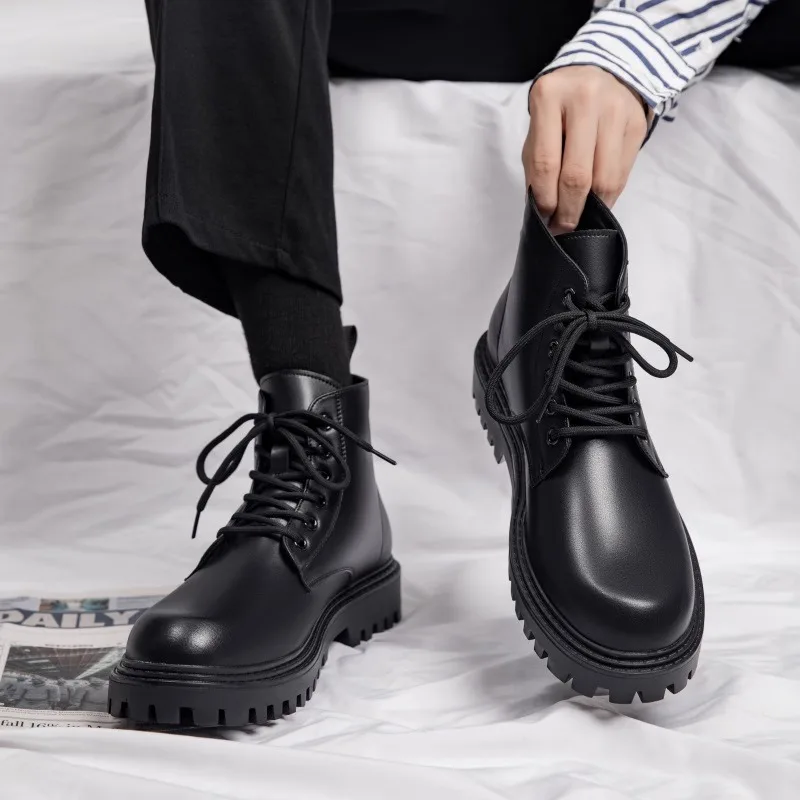 Chaussures homme noires à semelle crantée et style moderne