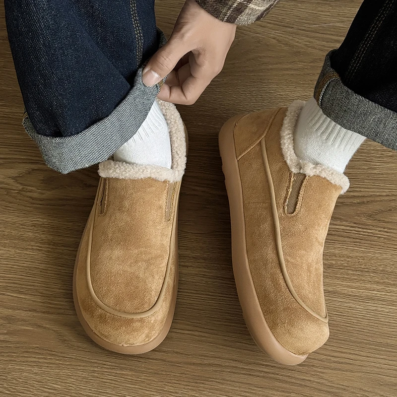 Vue latérale des mocassins homme confortables à col fourré