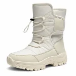 bottes homme beiges fourrees a lacets vue de trois quarts sur fond blanc 45285