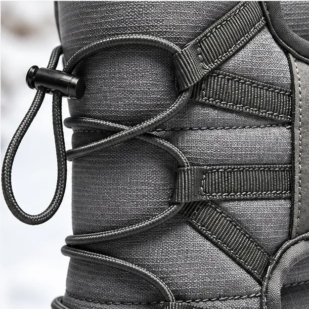 bottes homme grises fourrees a lacets detail du lacage a bloqueur et du textile 45286