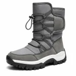bottes homme grises fourrees a lacets vue de trois quarts sur fond blanc 45286