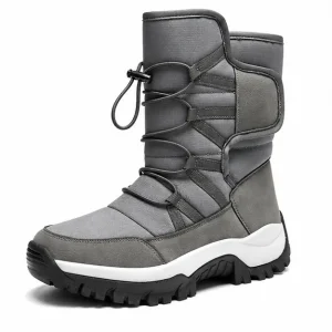 bottes homme grises fourrees a lacets vue de trois quarts sur fond blanc 45286