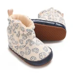 bottines bebe abricot a petites voitures et scratch sur fond blanc