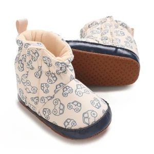 bottines bebe abricot a petites voitures et scratch sur fond blanc