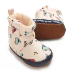 bottines bebe abricot a voitures colorees et scratch sur fond blanc