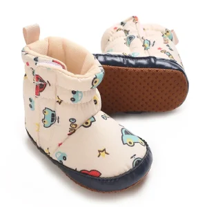 bottines bebe abricot a voitures colorees et scratch sur fond blanc