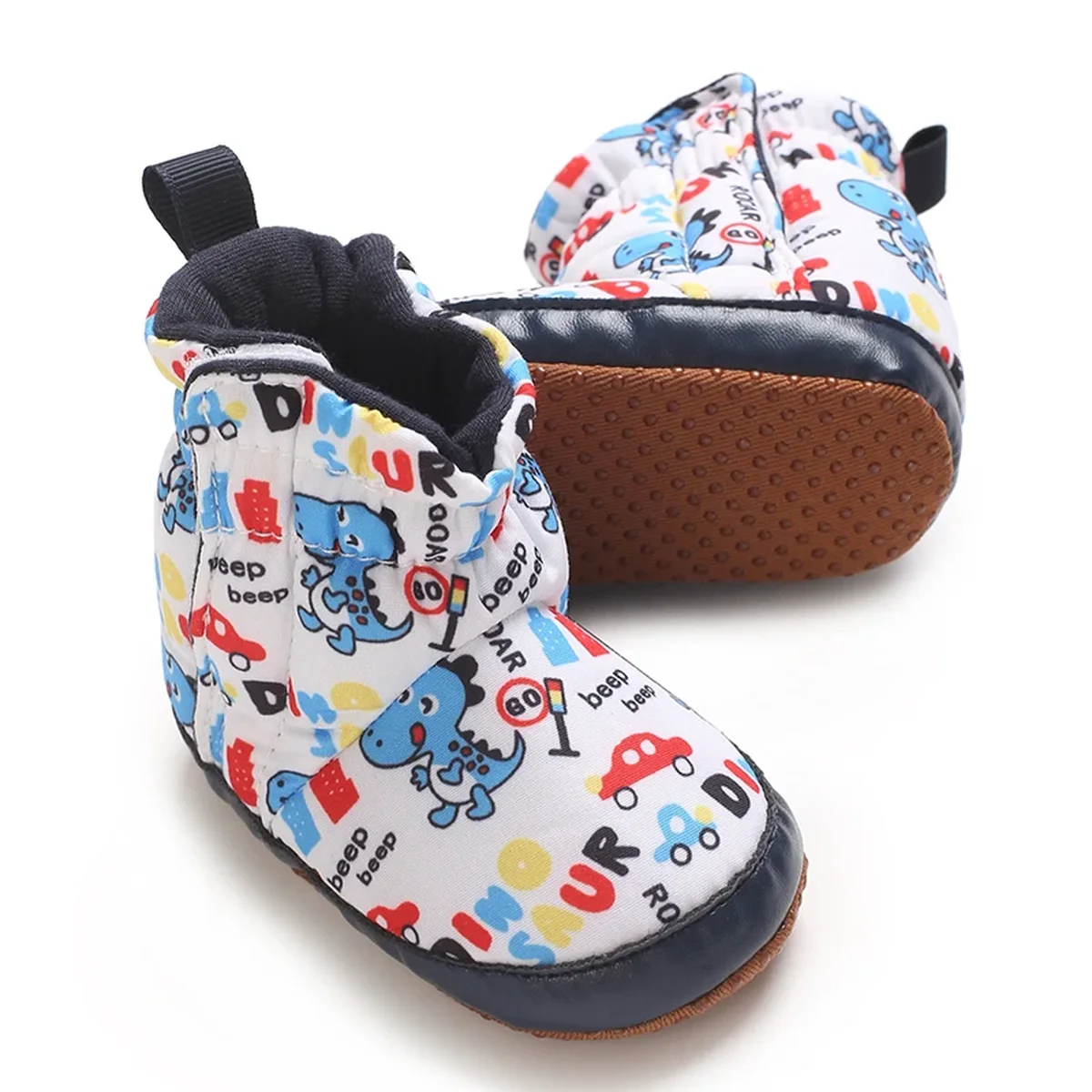 bottines bebe blanches a dinosaures colores et scratch sur fond blanc