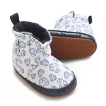bottines bebe blanches a petites voitures et scratch sur fond blanc