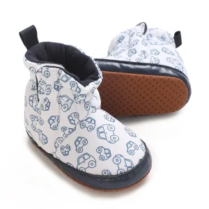 bottines bebe blanches a petites voitures et scratch sur fond blanc