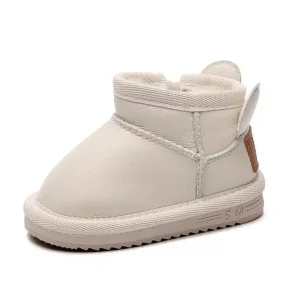 bottines bebe blanches fourrees a zip et coutures apparentes sur fond blanc