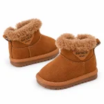 bottines bebe caramel fourrees a ecusson triangulaire sur fond blanc
