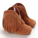 bottines bebe fille marron a franges sur fond blanc